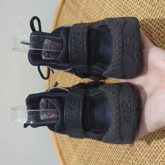 Nike Air Huarache Run Sneaker Women's Size 6 Black Tennis Shoes - Picture 4 of 8
